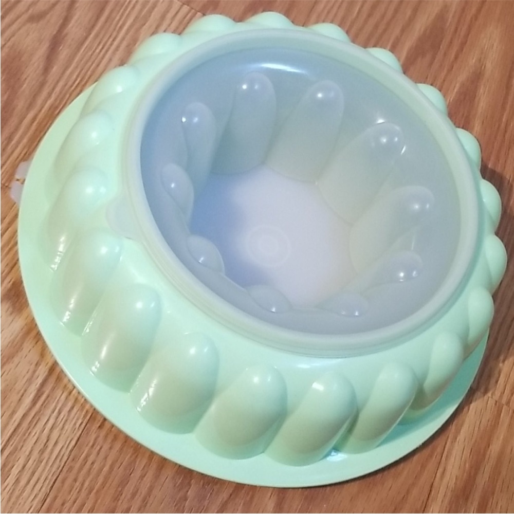 EUC Vintage jade green color Tupperware jello mold excellent condition